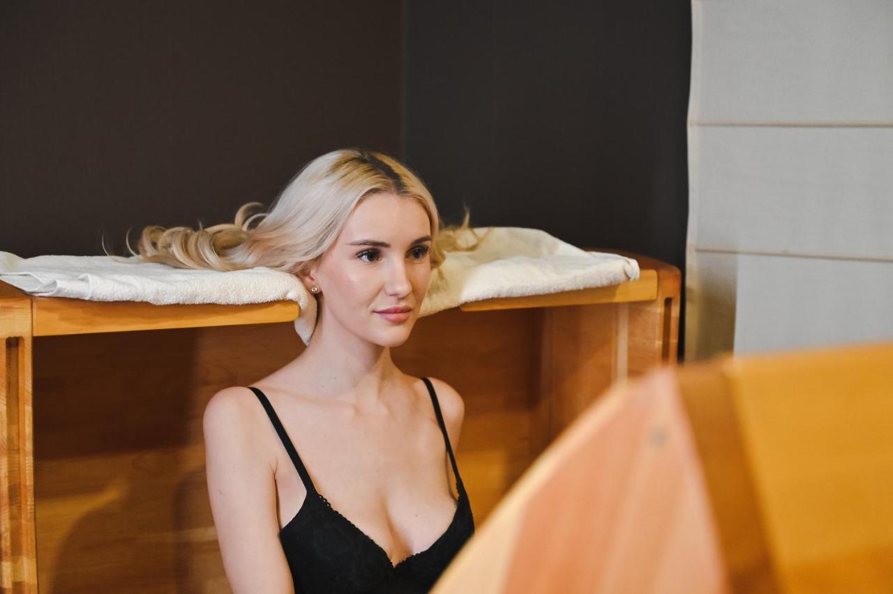 Grand Hotel Velingrad Exterior foto A woman in a spa