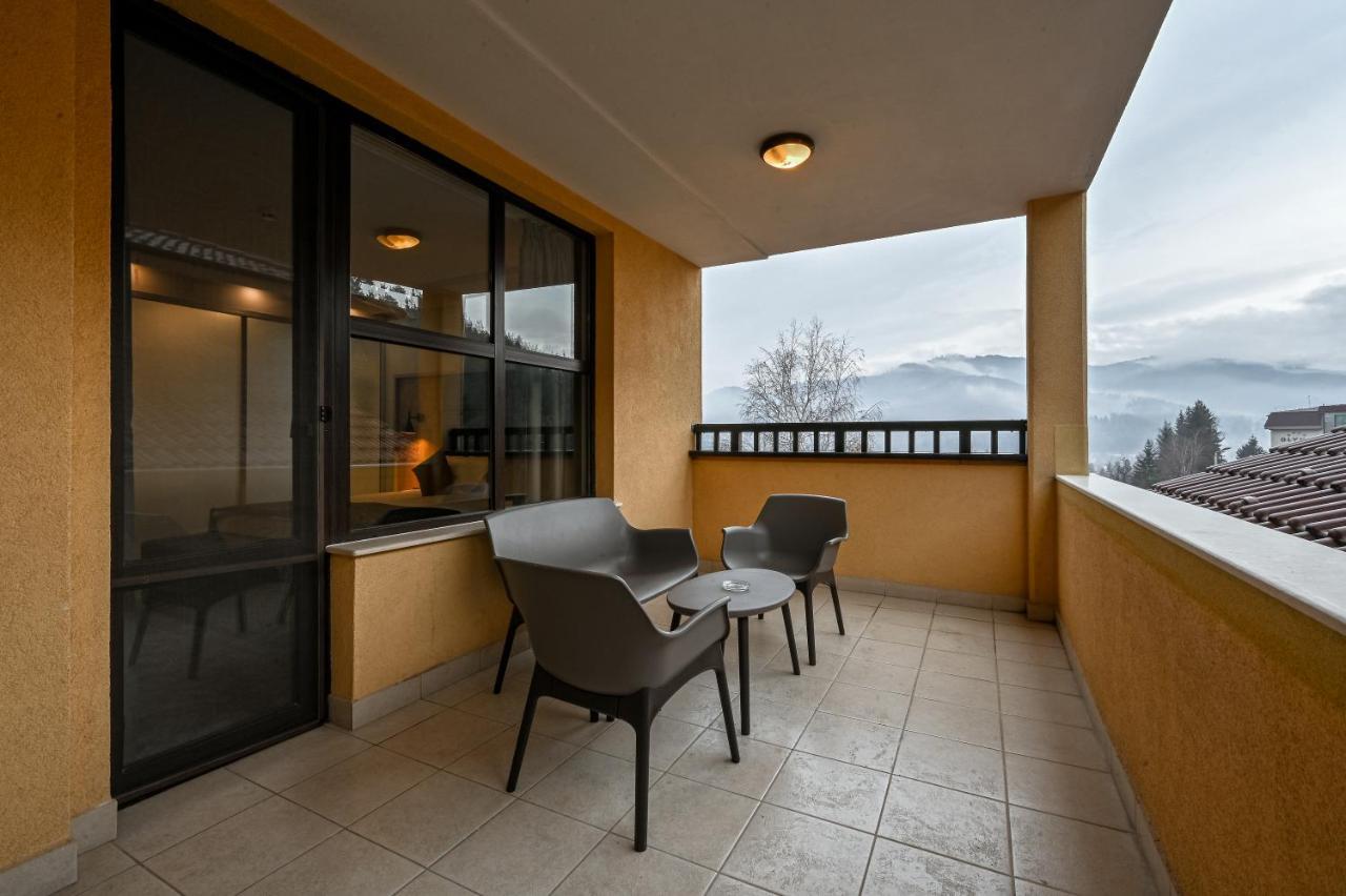 Grand Hotel Velingrad Exterior foto A balcony
