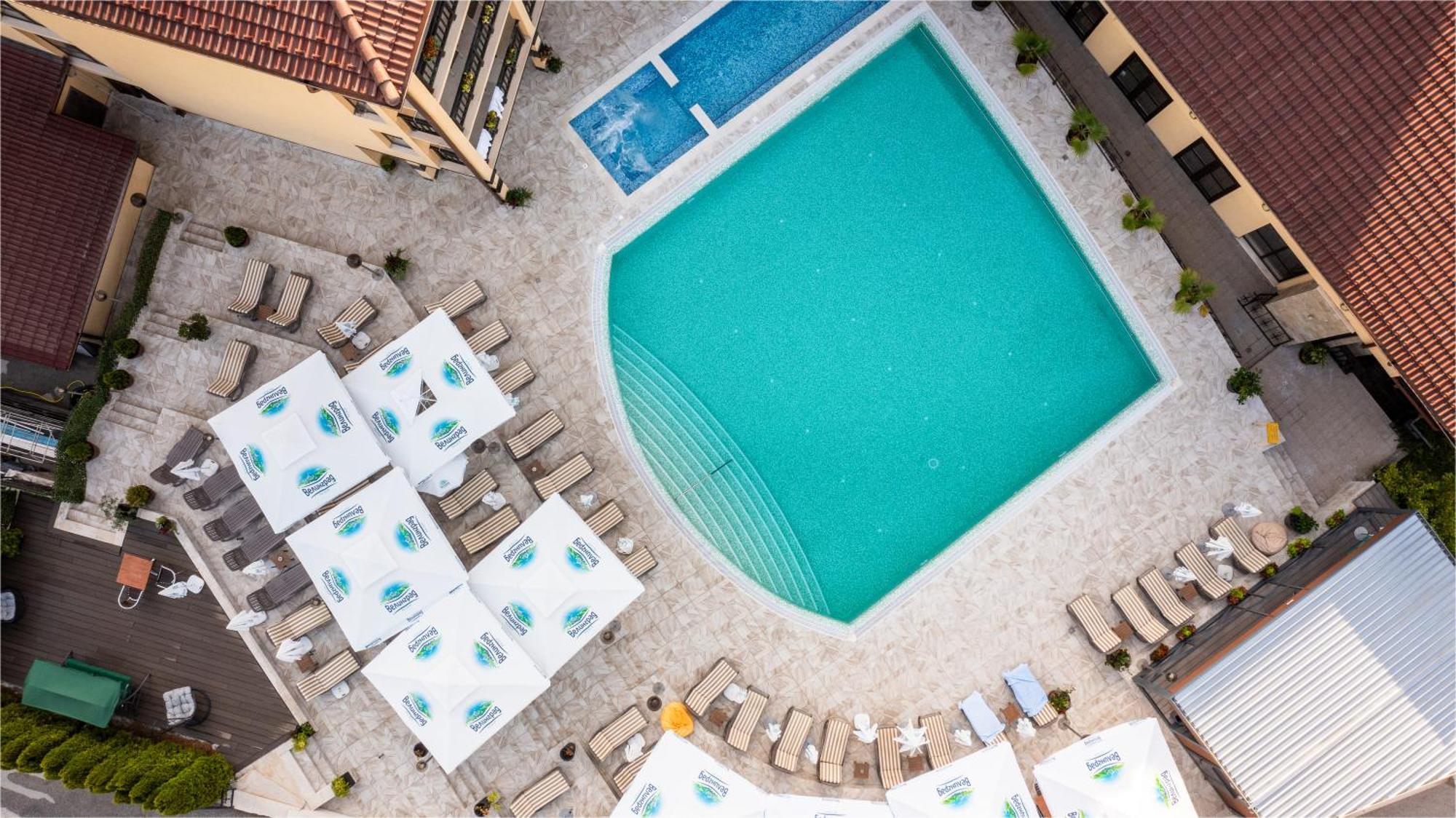 Grand Hotel Velingrad Exterior foto Aerial view of a swimming pool