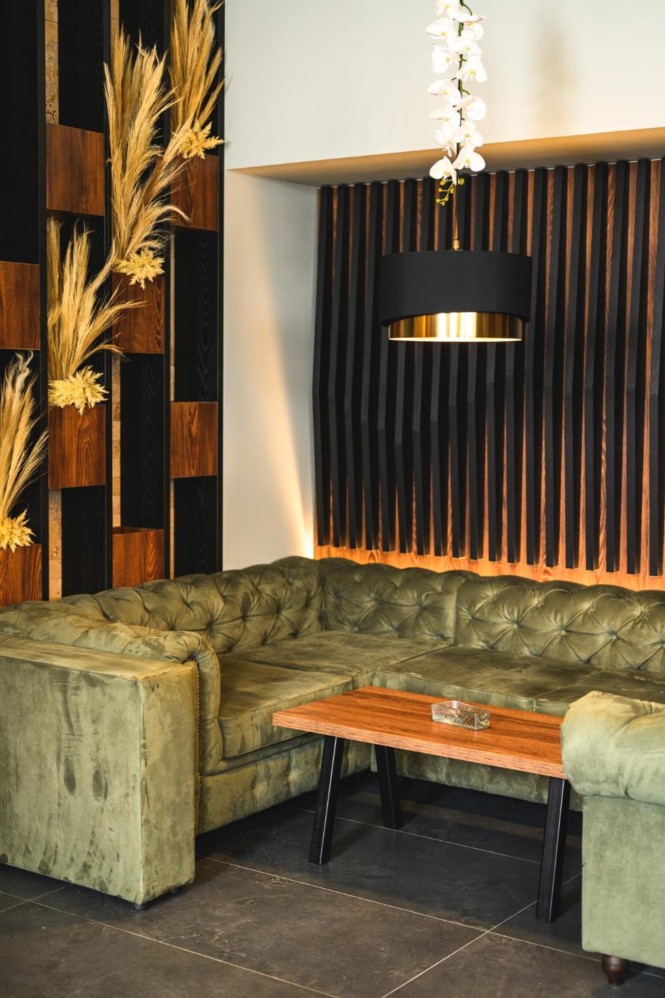 Grand Hotel Velingrad Exterior foto A leather sofa